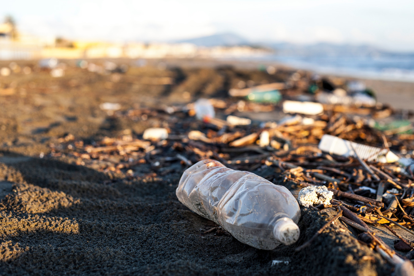 193 landen tekenen VN-resolutie voor einde aan plastic in zee | Foto ...