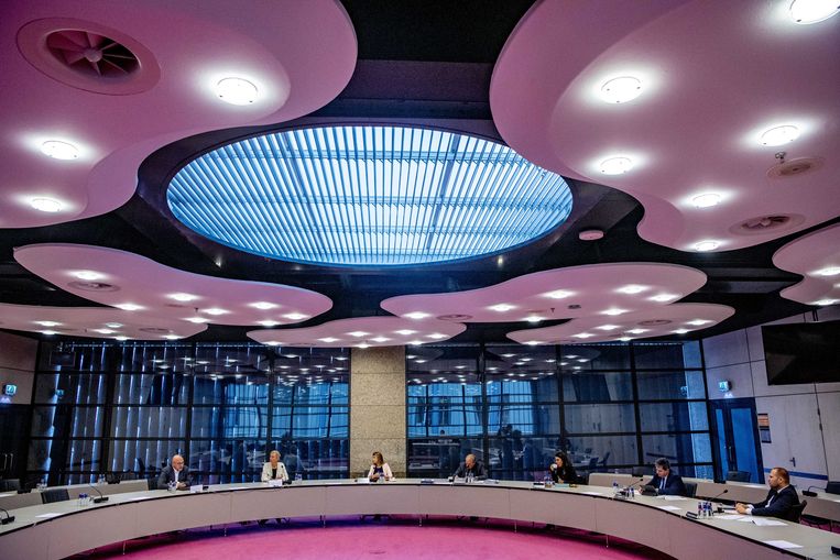 Maurits Hendriks (technisch directeur NOCNSF/Team NL) en Marieke van der Plas (directeur KNGU) maandag tijdens een rondetafelgesprek met Kamerleden en betrokkenen over de (on)veiligheid in de turnsport.  Beeld ANP