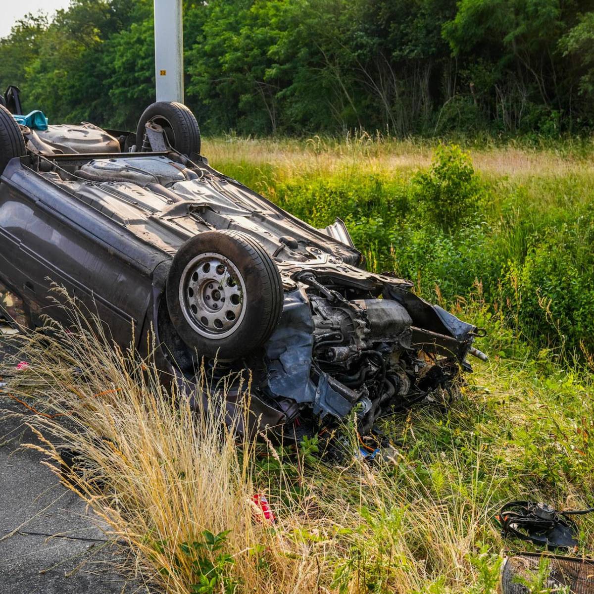 Bestuurder heeft geluk bij zwaar ongeluk in Nuenen: auto vliegt over de kop  en slaat krater in berm | Nuenen, Gerwen en Nederwetten | ed.nl