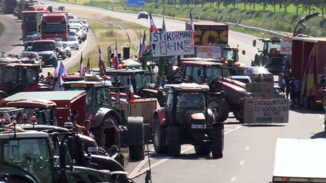 Veertien arrestaties op Urker viskotter die Ketelbrug wilde blokkeren, politie beboet honderden boeren 