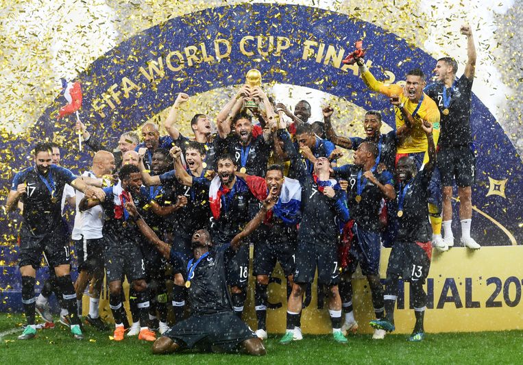 Franse elftal na de winst.   Beeld EPA