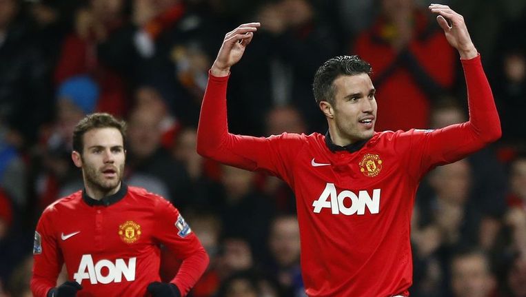 Robin van Persie was gisteravond bij zijn rentree meteen van grote waarde bij Manchester United. Links aankoop Juan Mata. Beeld reuters
