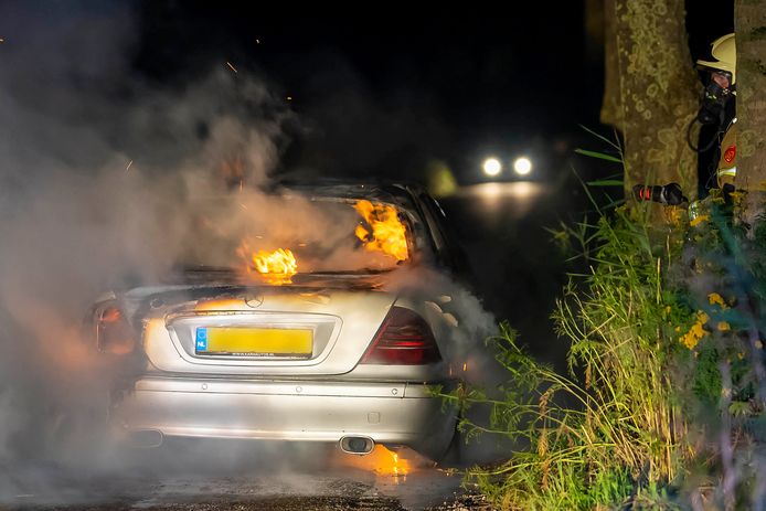 Wagen gaat in vlammen op in Geffen.
