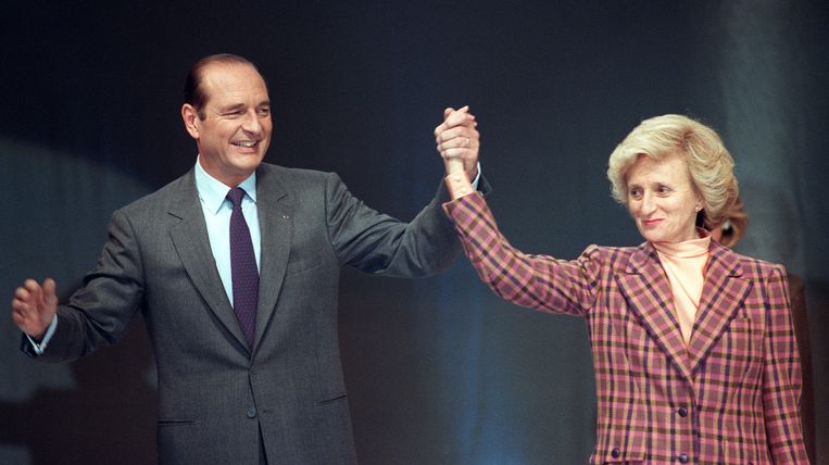 Jacques Chirac met zijn vrouw Bernadette op een campagnebijeenkomst in Parijs in 1988. Beeld AFP