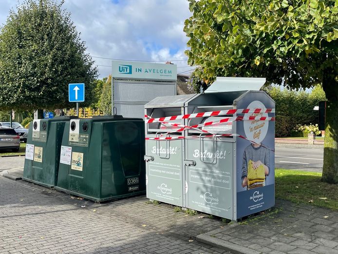 De kledingcontainer bleef na het incident op het sportcentrum in Avelgem met een lint afgesloten.