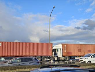 Takelwerken gestart op viaduct van Merksem na ongeval met twee vrachtwagens: weer twee rijstroken beschikbaar, ruim anderhalf uur file op E19