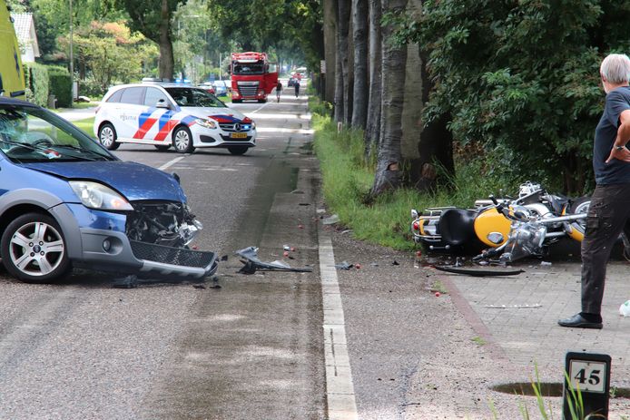 De ravage na de frontale botsing tussen de motor en een personenauto op de Wekeromseweg in Ede. 

De motorrijder raakte gewond en moest naar het ziekenhuis. De weg werd afgesloten.