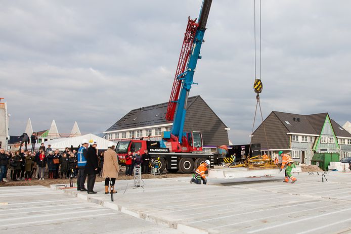 Archiefbeeld: Wethouder Van den Heuvel geeft officieel startsein bouw nieuw Weideveld in Bodegraven.