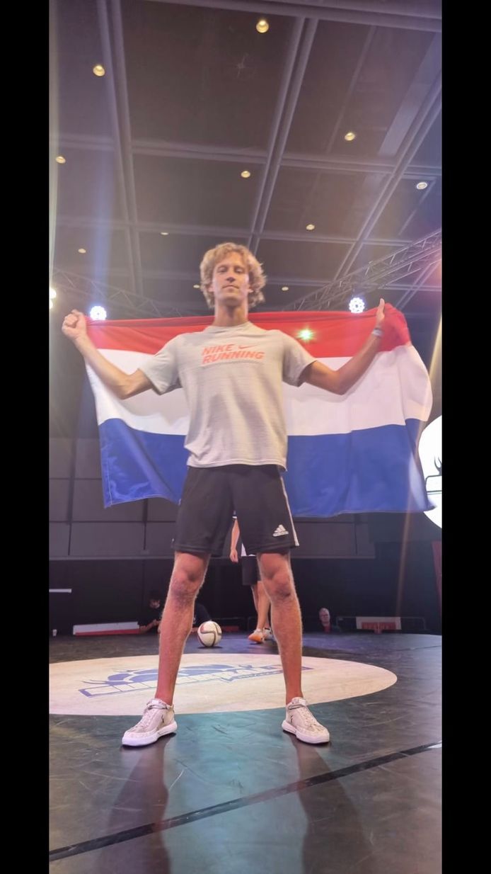Bohdi Bos won het onderdeel Iron Man van het WK Freestyle Voetbal.