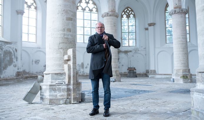 Huib Tieleman, vicevoorzitter van de beheersstichting van De Nicolaas in Brouwershaven: ,,Je jas aan in de kerk, dat was eeuwenlang heel normaal.”