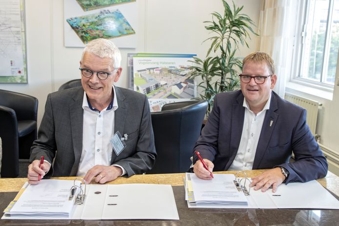 Directeur van de stichting IRS Frans Tijink (links) en wethouder Patrick van der Velden ondertekenen het koopcontract voor de aankoop van het suikerlab.