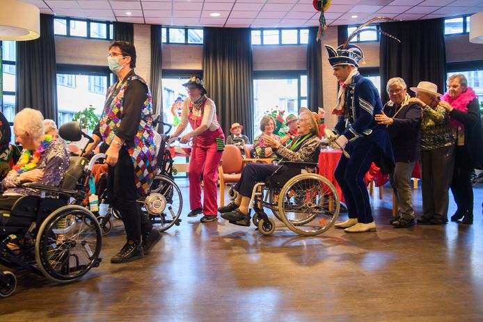 Prins Snoek van Totdenringen viert feest met bewoners Zuiderhout.