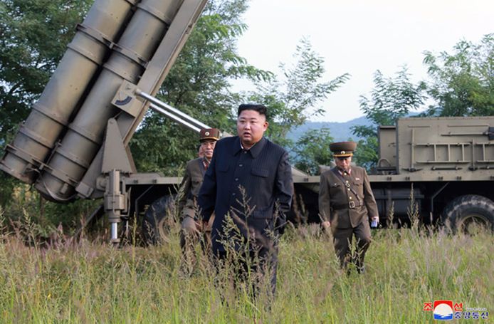 De Noord-Koreaanse leider Kim Jong-un. Afgelopen woensdag heeft Pyongyang nog een nieuw type ballistische raket getest. Experts denken dat Noord-Korea met die tests een stevigere positie hoopte te verwerven aan de onderhandelingstafel.