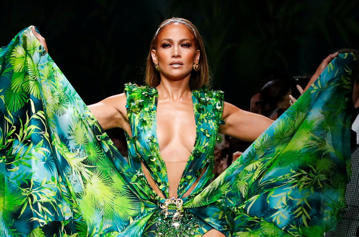 Jennifer Lopez showt de jarige Versace-jurk in Milaan  Beeld REUTERS