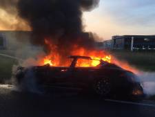 Tesla brandt volledig uit op N320 bij Culemborg