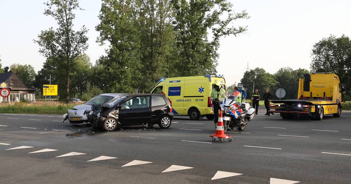 Ravage op berucht kruispunt in Haarle na harde botsing tussen twee auto’s.