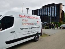 ‘Klachtenbus’ van boze ouders staat al dagen pontificaal voor pand Jeugdbescherming: ‘Heel intimiderend’
