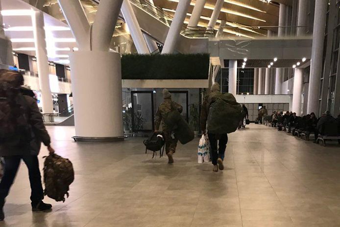 Russische huursoldaten, in camouflagekledij, komen aan in de luchthaven van Rostov, 26 januari 2018.