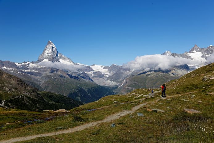 De Matterhorn in Zwitserland. Het dooien van de permafrost in de Alpen maakt heel wat wandelpaden ontoegankelijk.
