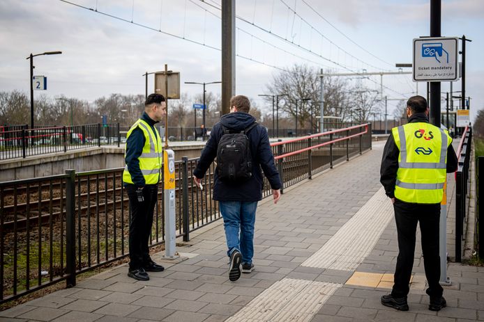 Oproepen amplitude hengel Kat-en-muisspel op NS-station Maarheeze tussen beveiligers en zwartrijders  | Deze verhalen mag je niet missen | ed.nl