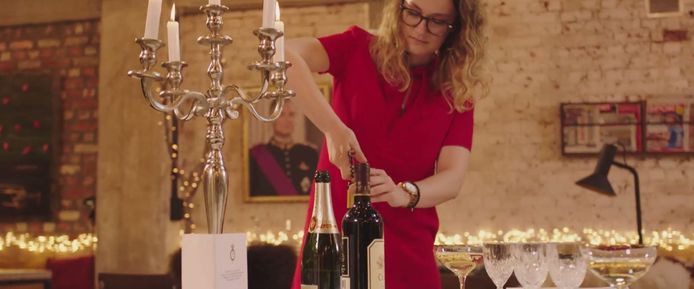 Sommelier Lisa Vanderstraeten analyseert de wijnen.