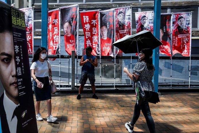 Campagnevlaggen voor de voorverkiezingen in Hongkong. De parlementsverkiezingen, die normaal gezien in september zouden plaatsvinden, zijn uitgesteld.