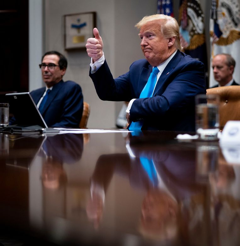 Toenmalig president Donald Trump en zijn minister van financiën Mnuchin tijdens een video-conferentie. Beeld Getty Images