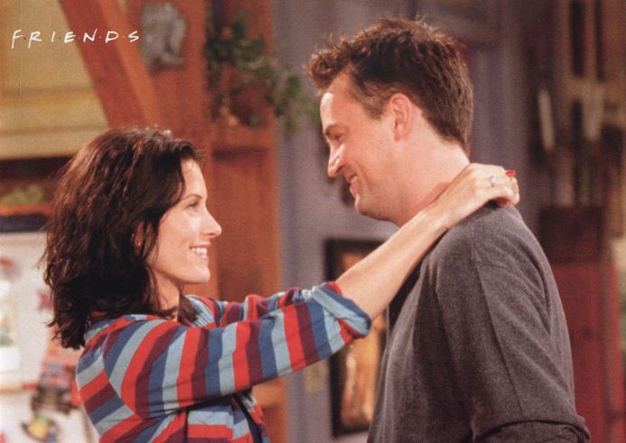 Courteney Cox et Matthex Perry en Monica et Chandler, dans &quot;Friends&quot;.