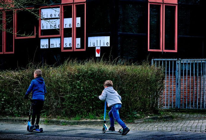 Leerkrachten van De Sterrekijker in Dordrecht hebben een boodschap voor de kinderen: 'We missen jullie'.