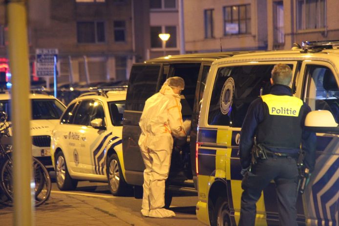 La police a mobilisé des dizaines d'équipes sur le terrain vendredi soir afin de fouiller l'ensemble du bâtiment et d'interroger les résidents