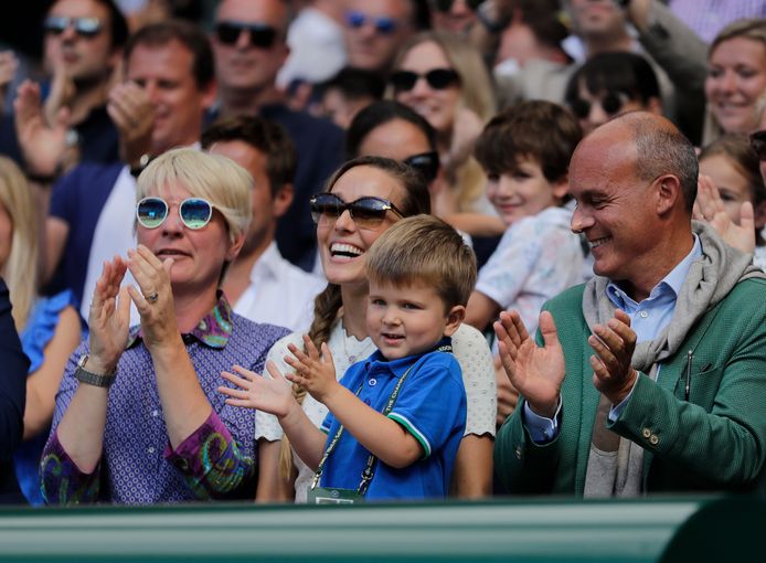 Jelena Djokovic - de vrouw van Novak - en hun zoontje.