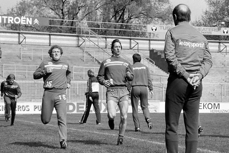 Wim Jansen en Johan Cruijff doen een looptraining in 1982 bij Ajax.  Beeld 