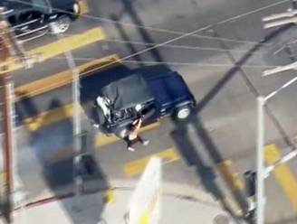 VIDEO: Vrouw springt uit rijdende wagen tijdens politieachtervolging
