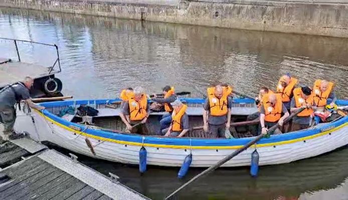 De Aaigemse Bergbokken trokken per boot van Aalst naar Dendermonde.