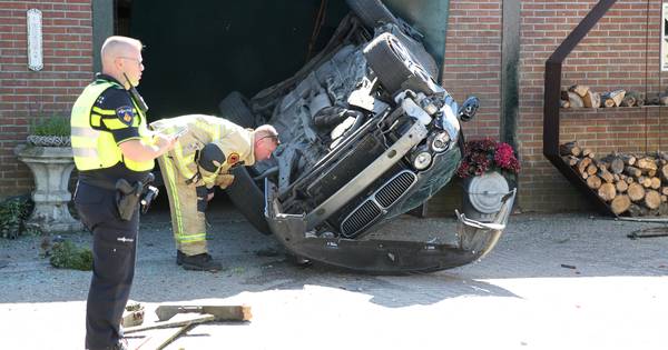 Auto gelanceerd in Daarle: 'Een enorme knal en toen bleef het even stil' - Tubantia