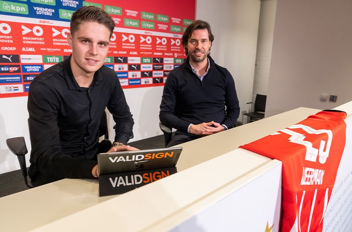 Kersvers PSV'er Joey Veerman en technisch directeur John de Jong van PSV.