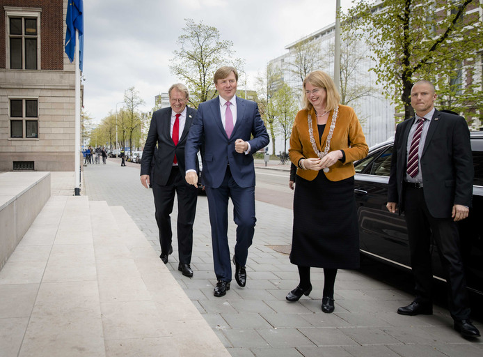 Koning Willem-Alexander wordt verwelkomd door Commissaris van de Koning Jaap Smit (links) en burgemeester Pauline Krikke van Den Haag (rechts).