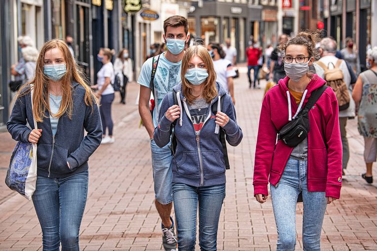 De Kalverstraat in de hoofdstad afgelopen zomer. Amsterdam en Rotterdam experimenteerden in augustus met het                          verplicht dragen van mondkapjes in een aantal drukke winkelstraten.	 Beeld  Guus Dubbelman / de Volkskrant