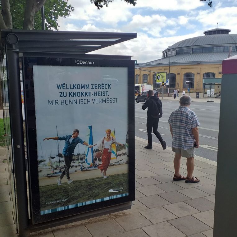 In Luxemburg Stad hangen ondertussen zo'n 260 affiches die Knokke-Heist aanprijzen. In Knokke zien ze de Luxemburgers als big spenders graag komen. Beeld RV