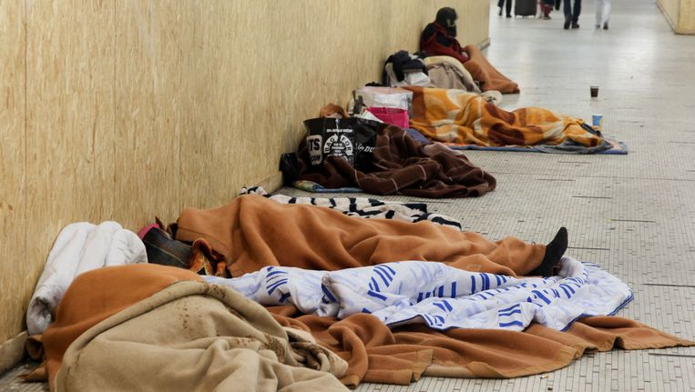 Archiefbeeld: Daklozen in het Centraal Station in Brussel. Beeld AFP