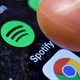 Artiesten eisen 1,3 miljard euro van Spotify: "Ze komen altijd als laatste aan bod"