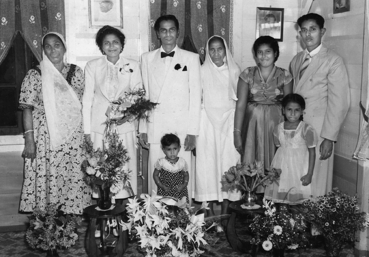 Nandoe en Trees trouwen op 16 november 1955. Van links naar rechts: Sookrania, Trees, Sing, moeder Chowhania, Juliette en echtgenoot Naipal. Kinderen op de voorgrond: Annie (dochter van Juliette en Naipal) en Soesila. Foto's uit boek ‘Uit de klei van Saramacca’ door Stanley Raghoebarsing. Beeld archief van de familie