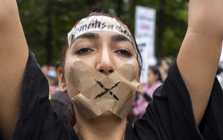 Nog steeds worden jonge vrouwen in Nederland gedwongen een hoofddoek te dragen: 'Ik keek in de spieg