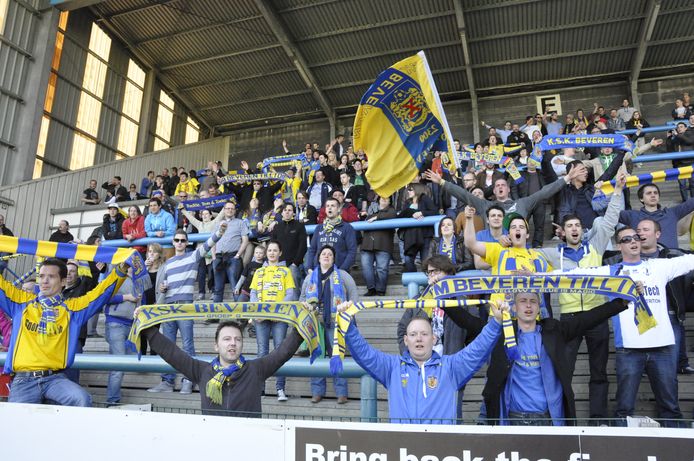 Supporters van Yellow Blue SK Beveren, ruim aan kop in derde provinciale.