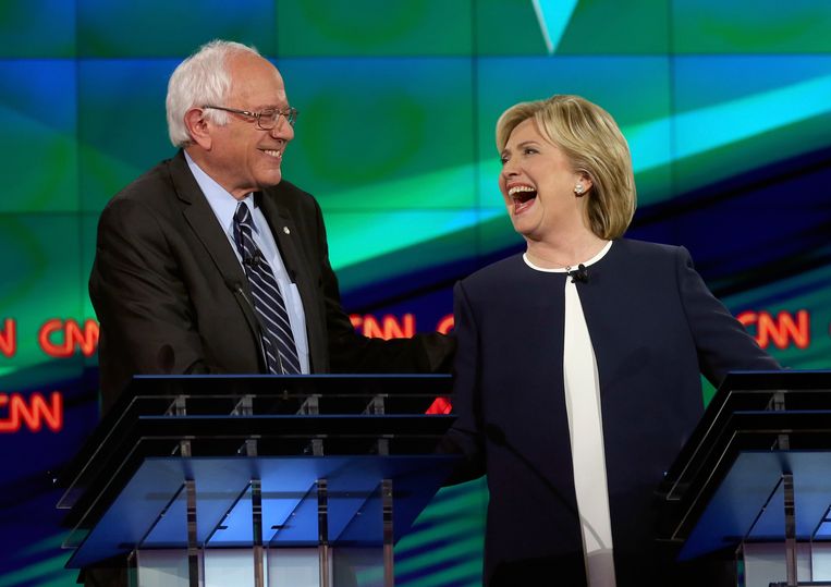 Hillary Clinton en Bernie Sanders tijdens het Democratische verkiezingsdebat in Las Vegas. Beeld getty