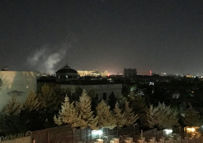 Rook stijgt op boven Kabul in de buurt van de Amerikaanse ambassade.