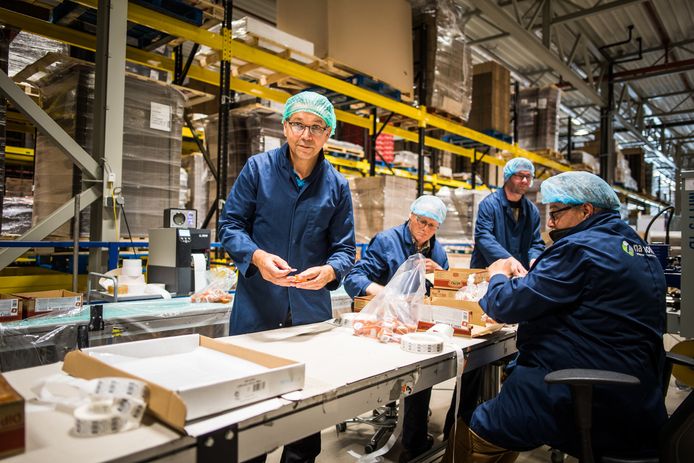 Werknemers van Scalabor aan het werk bij Na-Nomi, bedrijf in verpakkingen in Oosterhout.