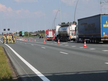 Twee vrachtauto's botsen op de A2 bij Waalre