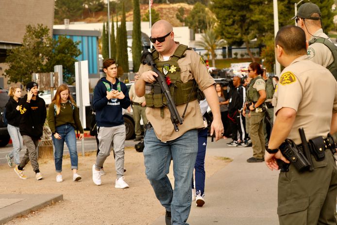 De politie begeleidt een groep leerlingen na de een schietpartij op de school in Santa Clarita, Californië.