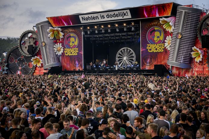 Een optreden van de Haagse band Goldband op de laatste dag van de 25e editie van festival Zwarte Cross.